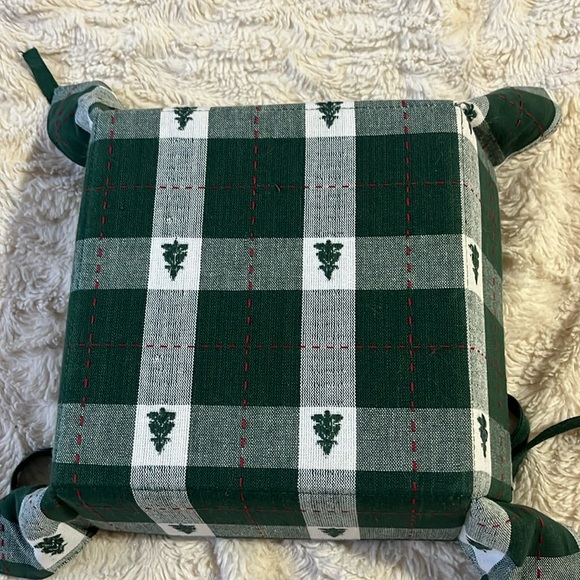 NWOT Christmas Theme cloth Green/Red collapsible Corner Tie bread basket 7X7… - Picture 3 of 6